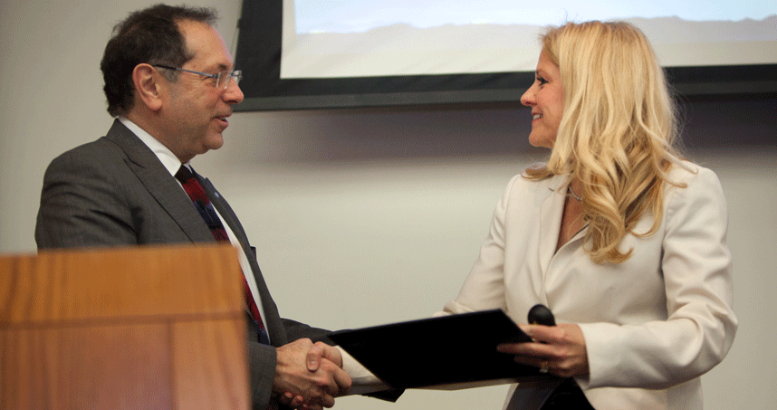 Tom Costabile, ASME executive director, presented Gwynne Shotwell with the 2018 Roe Medal. Credit: Sally Ryan