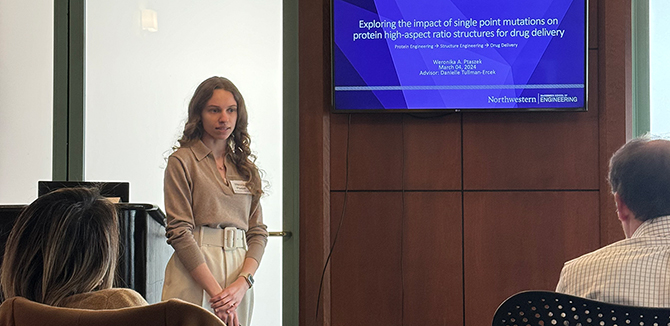 Weronika Ptaszek presenting