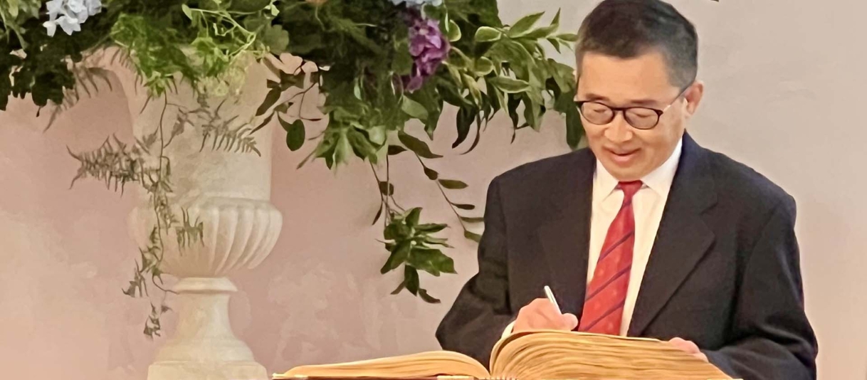 Huang signing the Royal Society book. 
