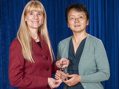 STLE president Maureen Hunter (left) presents Professor Wang with the 2015 International Award