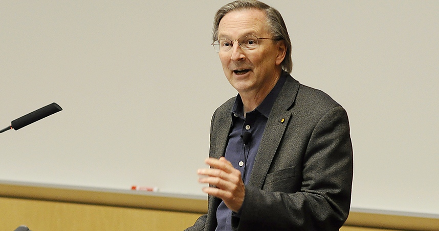 Nobel laureate Jack Szostak addresses a standing-room-only crowd in Pancoe Abbott Auditorium in Evanston.