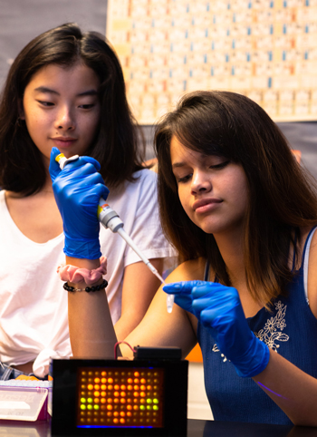 Students at Evanston Township High School conduct an experiment with the BioBits kit. Credit: Claire Barclay