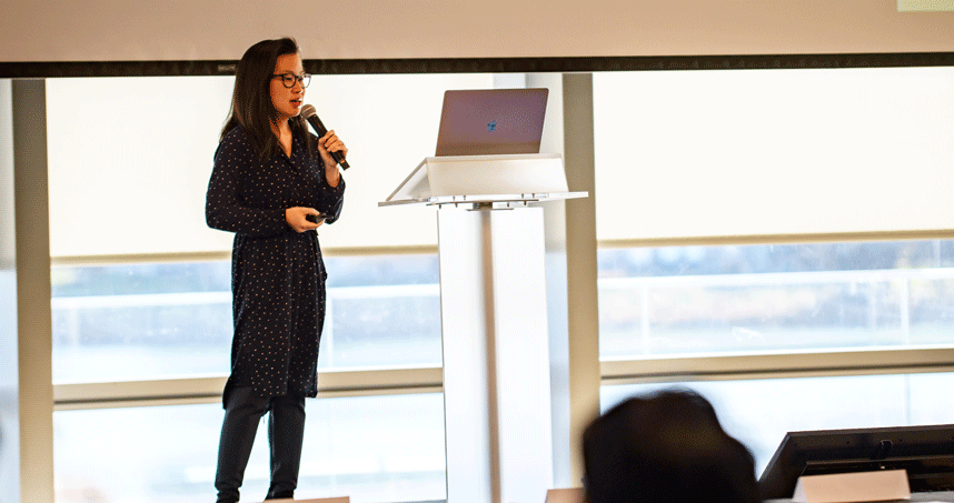 Alum Diane Lee, a business designer at IDEO, speaks to students at Kellogg's Global Hub. Credit: Oscar Dang
