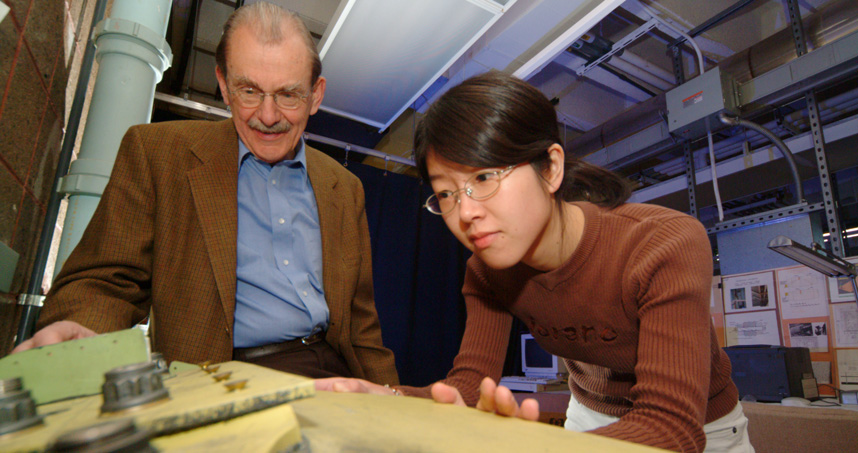 Jan D. Achenbach with a student.