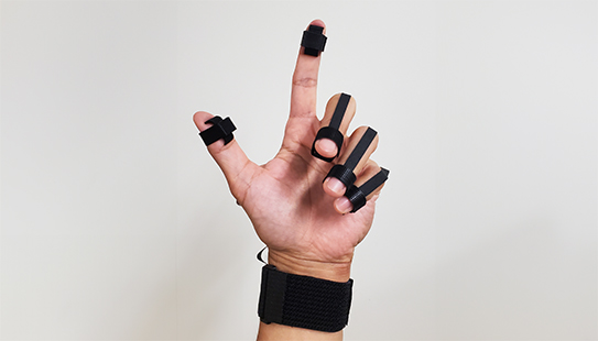 Powered by a small rechargeable battery, the device uses Bluetooth to wirelessly connect to virtual reality headsets and smartphones. 