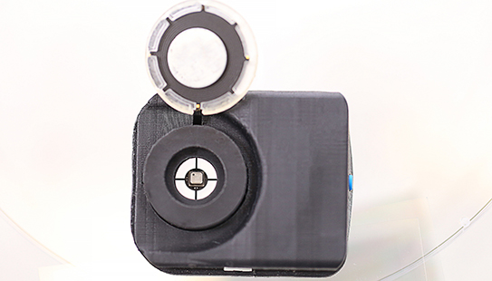 Using Bluetooth, the device sends these data straight to a smartphone or tablet for real-time monitoring. 