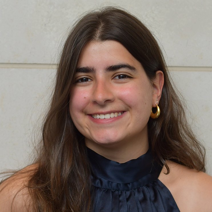 Julia Azevedo headshot